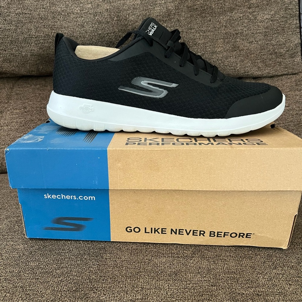 Mens skechers  tennis shoes . Size 14.